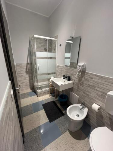 un bagno con wc, lavandino e doccia di Harmony Station a Catania