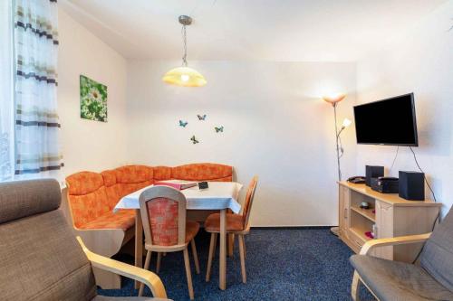 una sala de estar con un sofá y una mesa en Apartment Todtmoos 4, en Todtmoos