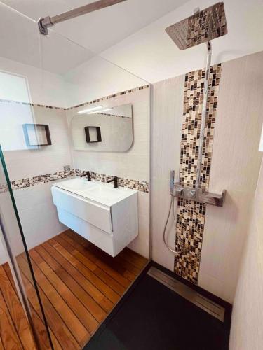 une salle de bain avec un lavabo blanc et une douche dans l'établissement Beautiful new house near beach and train station, à La Baule
