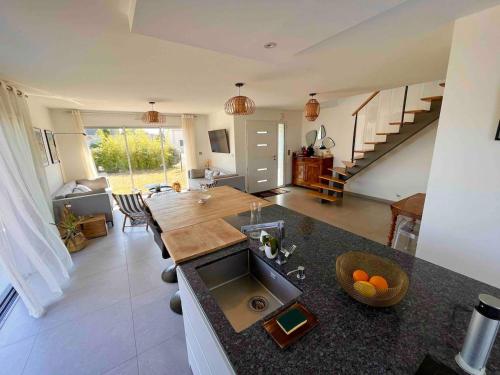 une cuisine et un salon avec un évier et une table dans l'établissement Beautiful new house near beach and train station, à La Baule