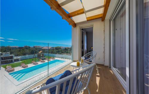 balkon z widokiem na basen w obiekcie Gorgeous Home In Vrsi w mieście Vrsi