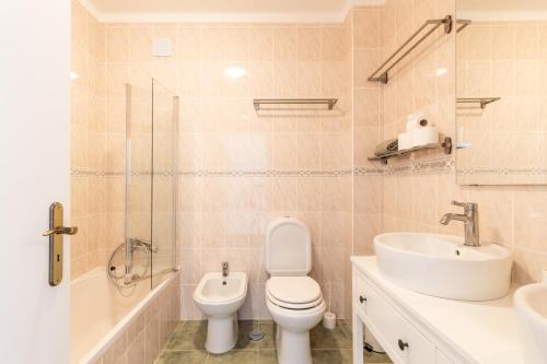 Ένα μπάνιο στο Baleal Happiness Surf House