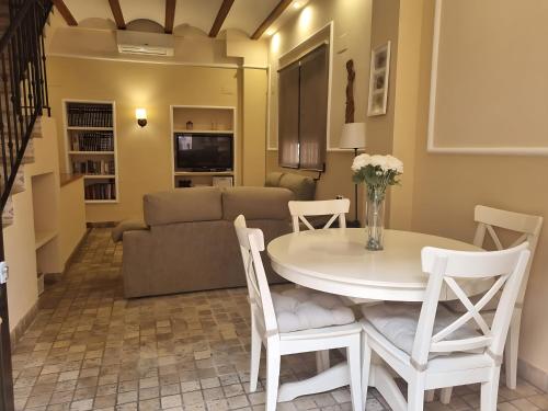 una sala de estar con una mesa y un sofá en Les Dos Nines, en Monserrat