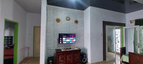 Una televisión o centro de entretenimiento en Villa Highland No 8 UU Berastagi View