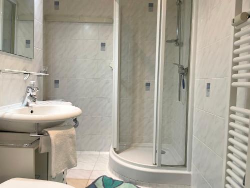 a bathroom with a shower and a sink at Frische Brise FeWo 03 09 in Cuxhaven