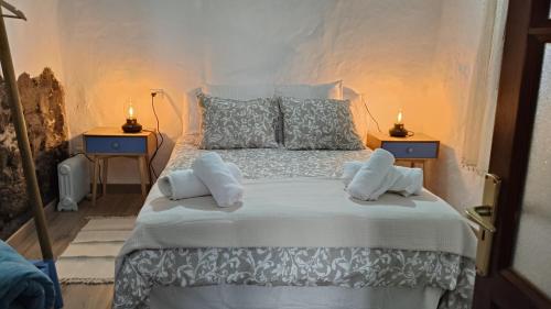Un dormitorio con una cama grande con dos mesitas de noche. en Casa Cecilia, en Los Silos