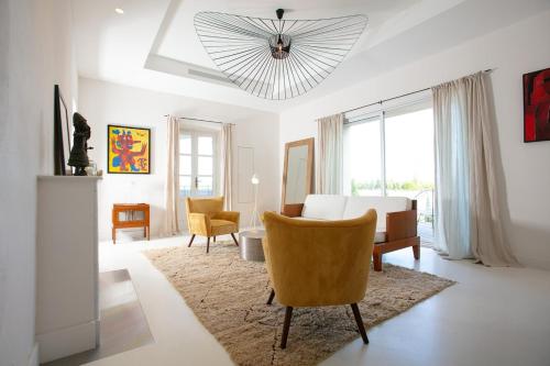 Près d'Avignon maison luxe vue terrasses piscine