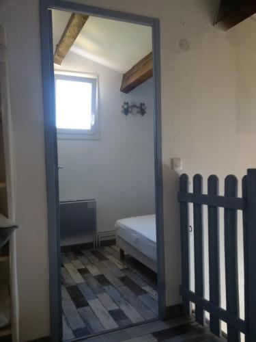 une chambre avec un miroir et un lit dans une pièce dans l'établissement Au calme, à 400m de la mer, au Barcarès