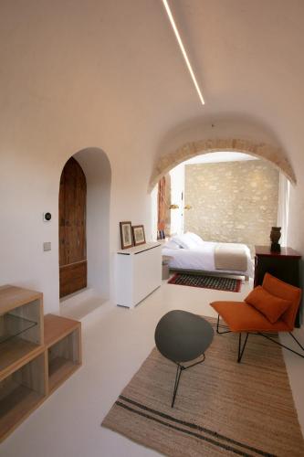 une chambre avec un lit, un canapé et une chaise dans l'établissement Près d'Avignon maison luxe vue terrasses piscine, à Villeneuve-lès-Avignon