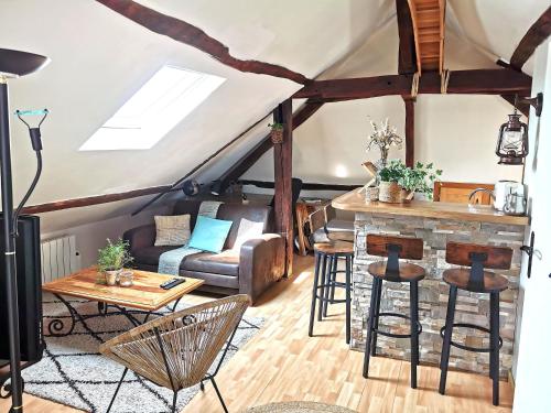 un salon avec un canapé et une table dans l'établissement Deux pièces sous les toits, à Tours