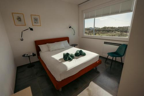 una camera da letto con un letto con due orsacchiotti sopra di Martina's Vineyard - villa a Marsala