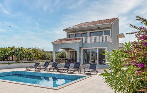 una villa con piscina y tumbonas en Nice Home In Sreser With Jacuzzi, en Sreser