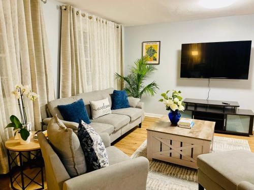 Μια τηλεόραση ή/και κέντρο ψυχαγωγίας στο Marblehead Townhouse