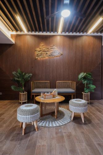 a room with two benches and a table and two chairs at d' Omah Afi 1 in Jarakan