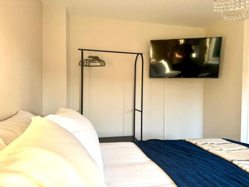 Katil atau katil-katil dalam bilik di Comfy 3Br for Workers & Families