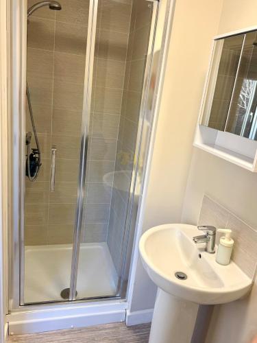 Bilik mandi di Comfy 3Br for Workers & Families