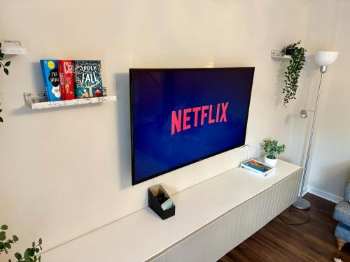 Televisyen dan/atau pusat hiburan di Comfy 3Br for Workers & Families