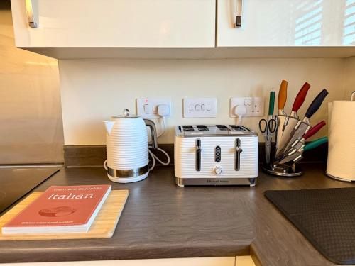 Dapur atau dapur kecil di Comfy 3Br for Workers & Families
