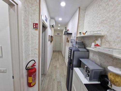 mały pokój z kuchnią i korytarzem w obiekcie Napoli Relais w mieście Neapol