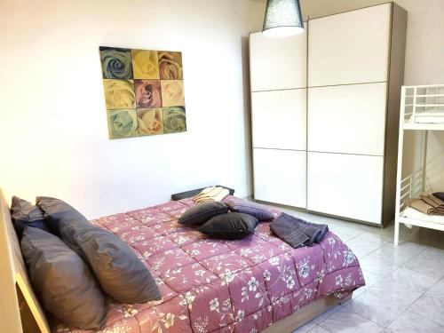 a bedroom with a bed with a purple blanket at Bonito Bed and Breakfast in Bonito