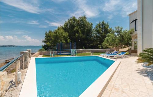 Bazén v ubytování Four-Bedroom Holiday Home In Tkon nebo v jeho okolí
