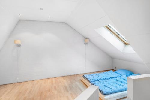 Ein Bett oder Betten in einem Zimmer der Unterkunft Large Holiday Home With Pool And Spa In The Middle Of Blokhus Town, Close To The North Sea
