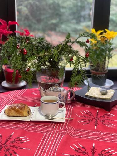 a table with a plate of food and a cup of coffee at Campe-good in Kampenhout