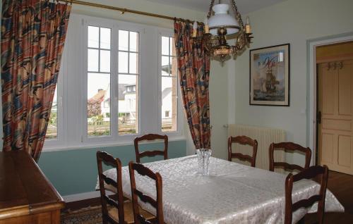 une salle à manger avec une table et des chaises et une fenêtre dans l'établissement Holiday Home Hent Gwaz Ar Gouez, à Locquémeau