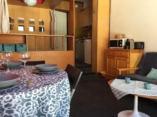 Studio 4 people snow front