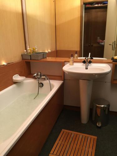 une salle de bain avec un lavabo et une baignoire et un lavabo dans l'établissement Studio 4 people snow front, à Isola