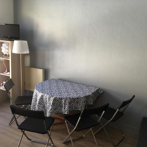 Cette chambre comprend une table avec des chaises et une table. dans l'établissement Studio 4 people snow front, à Isola