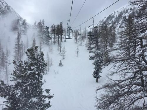 イゾラにあるStudio 4 people snow frontの雪に覆われたスキー場(スキーリフト付)