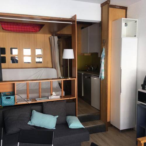 Cette petite chambre comprend des lits superposés et un canapé. dans l'établissement Studio 4 people snow front, à Isola