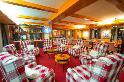a waiting room with red and white chairs and a table at Berghotel Drei Brüder Höhe in Marienberg