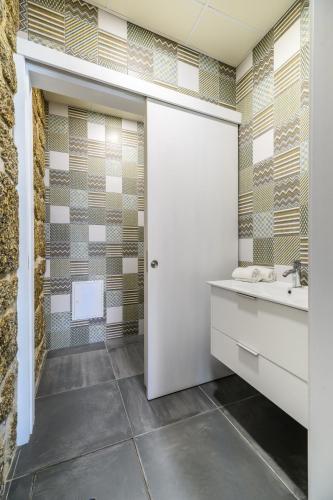 a bathroom with a sink and a mirror at Casa da Fândega in Loriga
