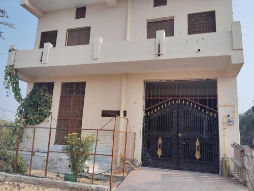 Un edificio con una puerta negra delante. en Krishna Marriott, en Jodhpur
