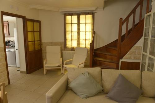 un salon avec un canapé et deux chaises dans l'établissement maison, à Berck-sur-Mer