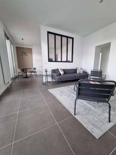 un salon avec un canapé et une table dans l'établissement Leon dufour, à Grenoble