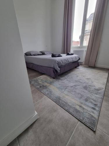 un lit dans une chambre avec un grand miroir dans l'établissement Leon dufour, à Grenoble