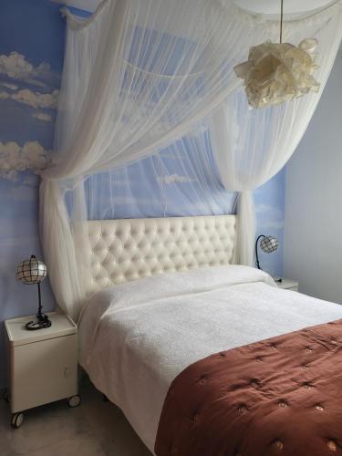 Una cama o camas en una habitación de Apartamento en el centro con garaje, terraza, wifi, climatización y piscina