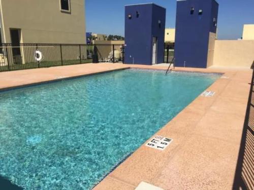 Πισίνα στο ή κοντά στο Relax & Enjoy In Our Spacious Townhome Getaway D