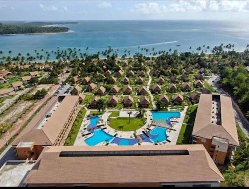widok z lotu ptaka na ośrodek z basenem i oceanem w obiekcie Flat 04 Eco Resort Carneiros w mieście Tamandaré