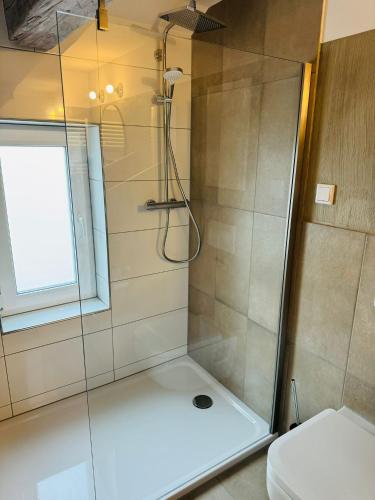 Ένα μπάνιο στο Koby Shared & City Apartments Bielefeld komfortabel, zentral, mit WLAN und Küche