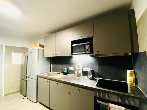 Η κουζίνα ή μικρή κουζίνα στο Koby Shared & City Apartments Bielefeld komfortabel, zentral, mit WLAN und Küche