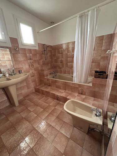 une salle de bain avec une baignoire et un lavabo dans l'établissement Le Paradis au centre du Vaucluse, à Saumane-de-Vaucluse