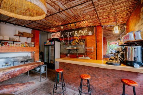 Una cafetería con dos taburetes en la barra en The Saharah Mirage Bali, en Kuta