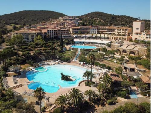 - une vue aérienne sur une grande piscine dans un complexe dans l'établissement Cap Esterel C9 - Studio cabine avec terrasse et parking privatif, à Saint-Raphaël
