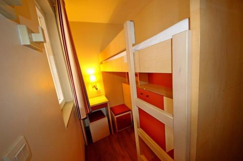 Cette petite chambre comprend des lits superposés. dans l'établissement Cap Esterel C9 - Studio cabine avec terrasse et parking privatif, à Saint-Raphaël