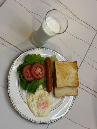 ein Teller mit Eiern, Brot, Tomaten und Toast in der Unterkunft T M L- Grand Villa 6 Bedroom 8 Bathroom in Ban Bung