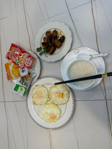 einen Tisch mit zwei Teller Essen und einer Schale Reis in der Unterkunft T M L- Grand Villa 6 Bedroom 8 Bathroom in Ban Bung